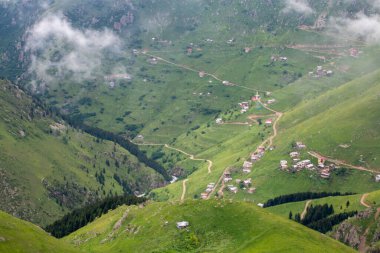 Yüksek çözünürlüklü, muhteşem bir dağ manzarası İHA kamerasıyla yüksek bir açıdan çekildi. Bu manzaraya çok yüksek bulutlar eşlik eder, nadir bir bauty vardır..