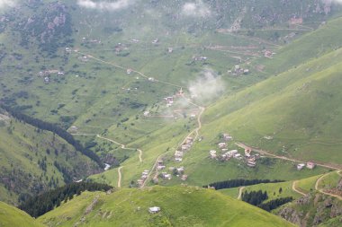 Yüksek çözünürlüklü, muhteşem bir dağ manzarası İHA kamerasıyla yüksek bir açıdan çekildi. Bu manzaraya çok yüksek bulutlar eşlik eder, nadir bir bauty vardır..