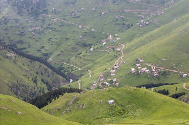 Yüksek çözünürlüklü, muhteşem bir dağ manzarası İHA kamerasıyla yüksek bir açıdan çekildi. Bu manzaraya çok yüksek bulutlar eşlik eder, nadir bir bauty vardır..