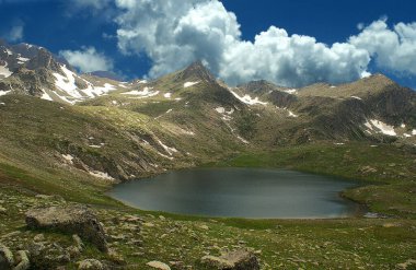 Bu eşsiz dağ manzarası ve gölet manzarası, insansız hava aracı ile yüksek bir tepeden alınmıştır, onu görenleri etkileyen muhteşem bir güzelliğe sahiptir..