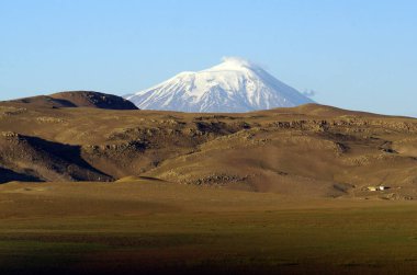 Karadeniz 'de çok yaygın olan ve insanları muhteşem duruşlarıyla etkileyen yüksek dağlar, karlı manzaralarıyla kış mevsiminin güzelliğini yansıtıyorlar..