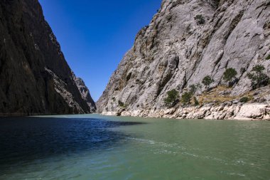 Kemaliye ilçesine bağlı Dark Canyon, başta turistler olmak üzere birçok kişi için ilgi çekici bir yerdir. İki dağ arasında akan dere birçok spor aktivitesine yol açar..