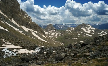 Karadeniz 'de çok yaygın olan ve insanları muhteşem duruşlarıyla etkileyen yüksek dağlar, karlı manzaralarıyla kış mevsiminin güzelliğini yansıtıyorlar..
