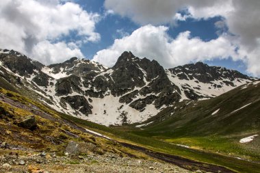 Karadeniz 'de çok yaygın olan ve insanları muhteşem duruşlarıyla etkileyen yüksek dağlar, karlı manzaralarıyla kış mevsiminin güzelliğini yansıtıyorlar..