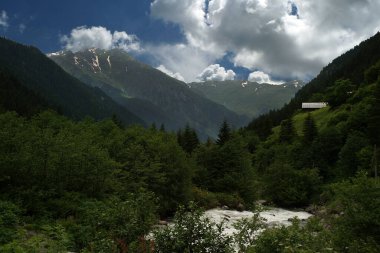 Karadeniz 'de çok yaygın olan ve insanları muhteşem duruşlarıyla etkileyen yüksek dağlar, karlı manzaralarıyla kış mevsiminin güzelliğini yansıtıyorlar..