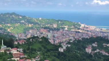 Rize 'nin doğal görüntüsünü yakalayan mükemmel bir çekim..