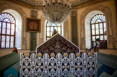 Bursa 'da loş ışık altında bulunan ünlü kişinin mezarı.