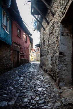 Bursa sokaklarındaki ahşap ve renkli evlerin ahenkli bir görüntüsü.