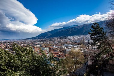 Bursa, Türkiye 'nin gerçekçi estetiğini yansıtan yüksek kaliteli bir manzara. Dağların yakınındaki binalar ve santraller doğal elementlerin sansasyonunu yaratıyor..