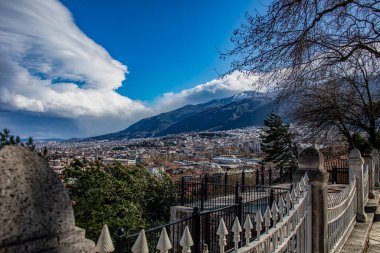 Bursa, Türkiye 'nin gerçekçi estetiğini yansıtan yüksek kaliteli bir manzara. Dağların yakınındaki binalar ve santraller doğal elementlerin sansasyonunu yaratıyor..