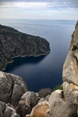 Yüksek kalitede insansız hava aracı görüntülerine sahip ve etrafta hiç insan bulunmayan bu vadi, doğal güzelliğiyle son derece büyüleyici..