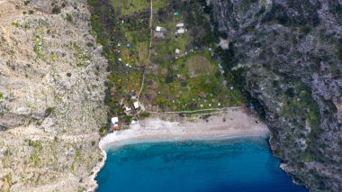 Kelebek vadisinin büyüleyici fotoğrafı. Vadi Mugla, Türkiye 'yi işgal ediyor. Kamp ve doğa turizmi için en popüler yerlerden birine sahip olan vadi..