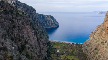 Kelebek vadisinin büyüleyici fotoğrafı. Vadi Mugla, Türkiye 'yi işgal ediyor. Kamp ve doğa turizmi için en popüler yerlerden birine sahip olan vadi..