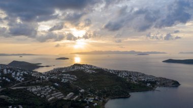 Bodrum 'da günbatımının panoramik çekimi. Bodrum, Akdeniz 'deki tatil beldesinin favorilerinden biri..