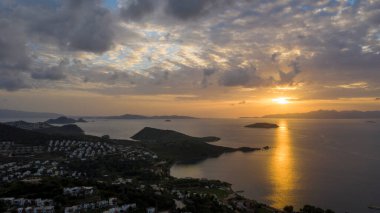 Bodrum 'da günbatımının panoramik çekimi. Bodrum, Akdeniz 'deki tatil beldesinin favorilerinden biri..