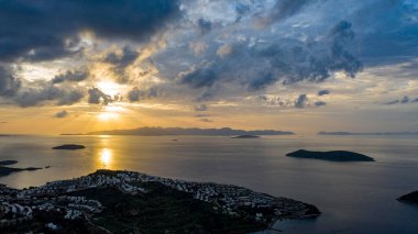 Bodrum 'da günbatımının panoramik çekimi. Bodrum, Akdeniz 'deki tatil beldesinin favorilerinden biri..
