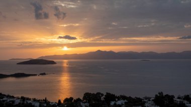 Bodrum 'da günbatımının panoramik çekimi. Bodrum, Akdeniz 'deki tatil beldesinin favorilerinden biri..