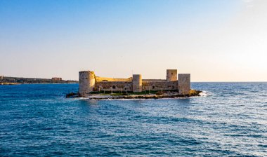 Gökyüzü ve denizle uyum içinde yüksek kaliteli kaleler.