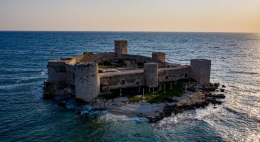 Gökyüzü ve denizle uyum içinde yüksek kaliteli kaleler.