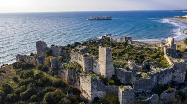 Gökyüzü ve denizle uyum içinde yüksek kaliteli kaleler.
