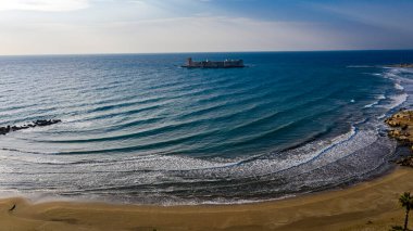 Kum ve deniz arasındaki bağlantı güzel bir manzara yaratır..