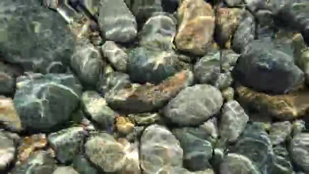 Ένα καθαρό πλάνο ενός τοπίου που αιχμαλωτίζει τις πέτρες κάτω από τη θάλασσα. — Αρχείο Βίντεο