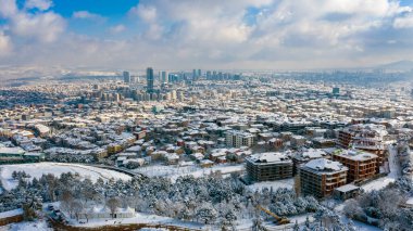 Camlica Camii, cumhuriyet tarihindeki en büyük camidir. Bu büyük caminin muhteşem manzarası birçok insanı hem kışın hem de diğer mevsimlerde büyülüyor..