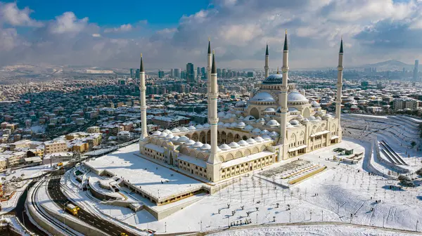 Camlica Camii, cumhuriyet tarihindeki en büyük camidir. Bu büyük caminin muhteşem manzarası birçok insanı hem kışın hem de diğer mevsimlerde büyülüyor..