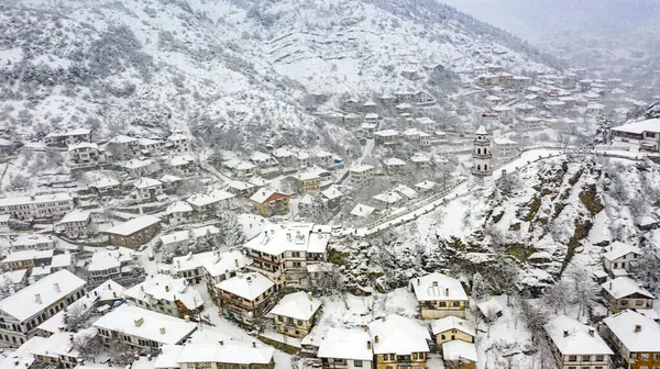 Goynuk, Bolu 'nun Karadeniz bölgesine ait en önemli kentlerinden biridir. Geleneksel Türk evlerinden oluşarak, gözler için ilgi çekici bir yer haline geldi..