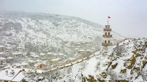 Goynuk, Bolu 'nun Karadeniz bölgesine ait en önemli kentlerinden biridir. Geleneksel Türk evlerinden oluşarak, gözler için ilgi çekici bir yer haline geldi..