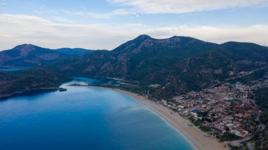 Türkiye 'nin Fethiye ilçesi Oludeniz' in inanılmaz manzarası. Sıcak iklimi ve temiz havası nedeniyle, turistler için önemli bir ziyaret noktası oldu.. 