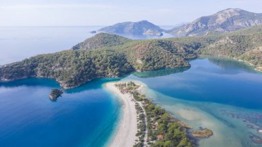 Türkiye 'nin Fethiye ilçesi Oludeniz' in inanılmaz manzarası. Sıcak iklimi ve temiz havası nedeniyle, turistler için önemli bir ziyaret noktası oldu.. 