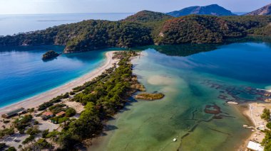 Türkiye 'nin Fethiye ilçesi Oludeniz' in inanılmaz manzarası. Sıcak iklimi ve temiz havası nedeniyle, turistler için önemli bir ziyaret noktası oldu.. 