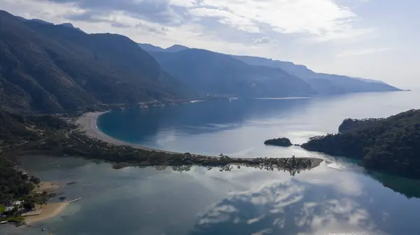 Türkiye 'nin Fethiye ilçesi Oludeniz' in inanılmaz manzarası. Sıcak iklimi ve temiz havası nedeniyle, turistler için önemli bir ziyaret noktası oldu.. 