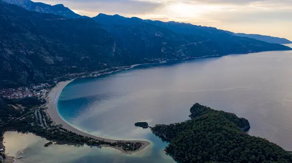 Türkiye 'nin Fethiye ilçesi Oludeniz' in inanılmaz manzarası. Sıcak iklimi ve temiz havası nedeniyle, turistler için önemli bir ziyaret noktası oldu.. 