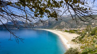 Türkiye 'nin Fethiye ilçesi Oludeniz' in inanılmaz manzarası. Sıcak iklimi ve temiz havası nedeniyle, turistler için önemli bir ziyaret noktası oldu.. 
