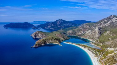 Türkiye 'nin Fethiye ilçesi Oludeniz' in inanılmaz manzarası. Sıcak iklimi ve temiz havası nedeniyle, turistler için önemli bir ziyaret noktası oldu.. 