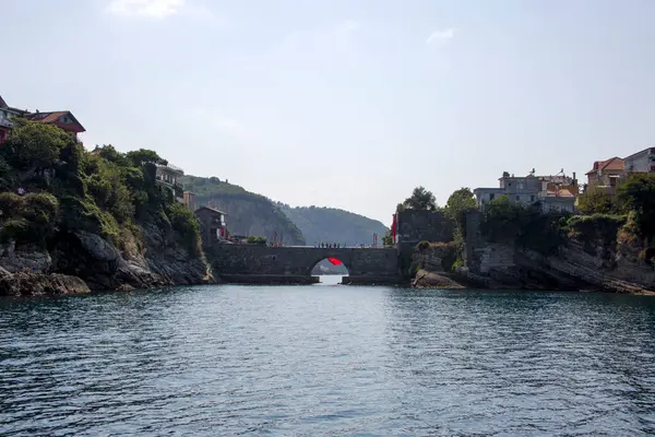 Türkiye 'nin yüksek kaliteli fotoğrafı, Kastamonu' nun parlak güneşin altındaki manzarası. Parlak suyuyla tüm güzelliğini yansıtıyor..