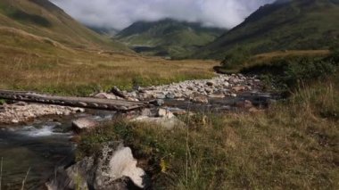 Türkiye 'deki Karadeniz' deki yaylalardan birinde yer alan bu küçük akarsu, soğuk tatlı suları ve muhteşem yeşil doğasıyla ziyaretçilerini hayrete düşüren bir güzelliğe sahip..