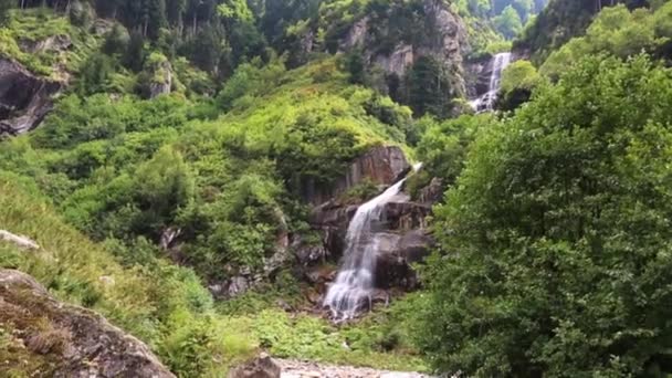Величезний пейзаж водоспаду і гір, які мають зелений ландшафт. Цей водоспад розташований в Туреччині і чекає на свого гостя протягом усіх сезонів.. — стокове відео