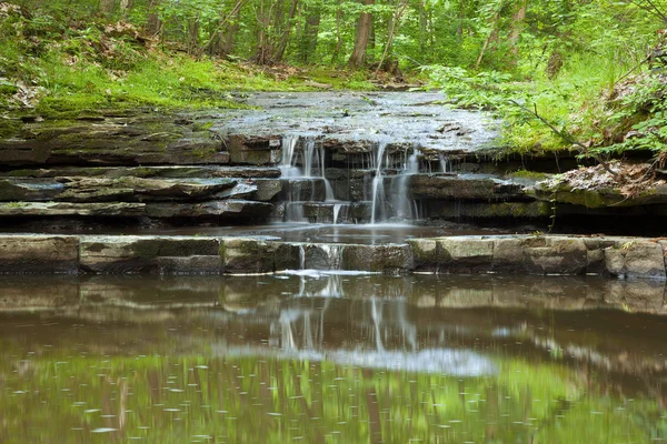 Katmanlı kayalar ile küçük cascades