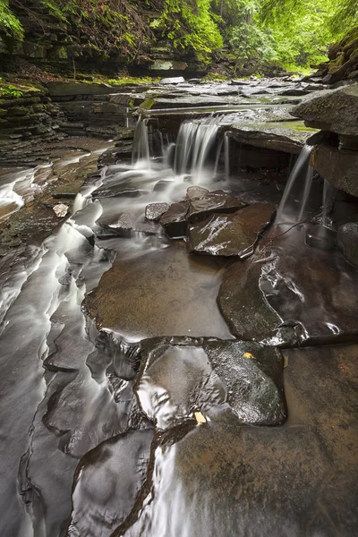 Katmanlı kayalar ile küçük cascades