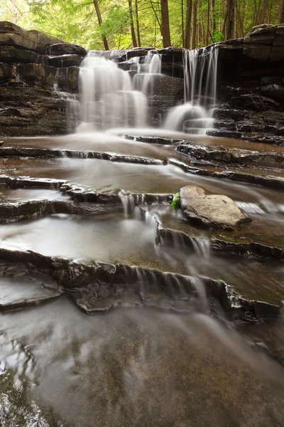 Pequeña cascada con rocas en capas —  Fotos de Stock