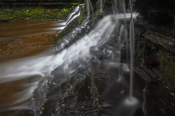 Küçük cascade yan görünüm — Stok fotoğraf