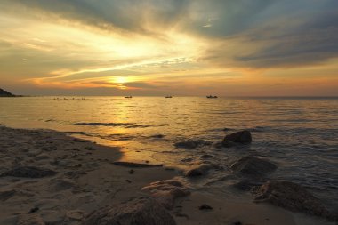 Dalgakıran sahilde günbatımı