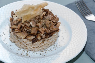  Mantarlı risotto gevrek Parmesan peyniri ile