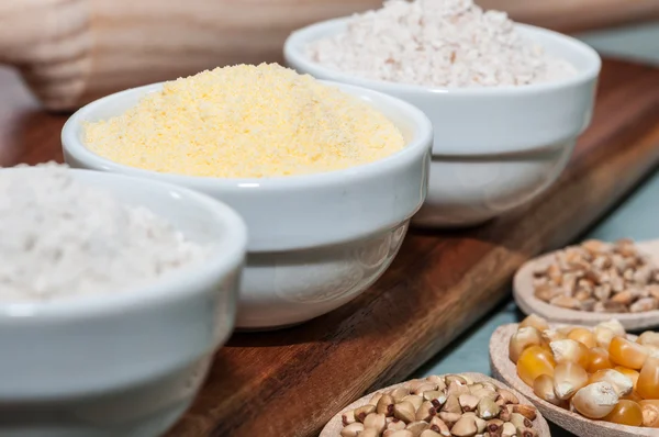 Farklı un ile üç beyaz kase