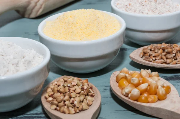 Farklı un ile üç beyaz kase