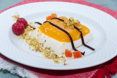 İtalyan tatlı panna cotta