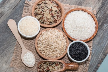 Farklı pirinç ile çeşitli kaseler